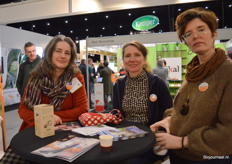 Op het Demeterplein: Kitty Peetoom (Warmonderhof), Annelijn Steenbruggen (Stichting BD Grondbeheer) en Jorien Quirijnen (BD-Vereniging, beheerder Willy Schilthuisfonds).
